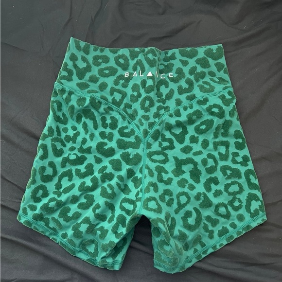 Green Leopard Print Sports Bra and Shorts Set - Picture 2 of 5